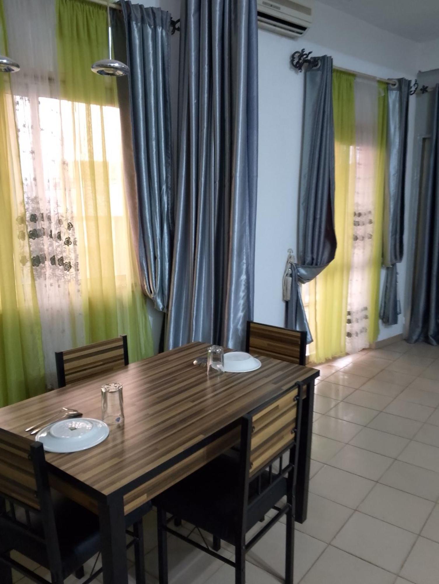 Appart Meuble Le Dakota Yaoundé Exterior photo